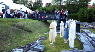 Emonska oblacila nekoc in danes | Clothes from Emona: before and today